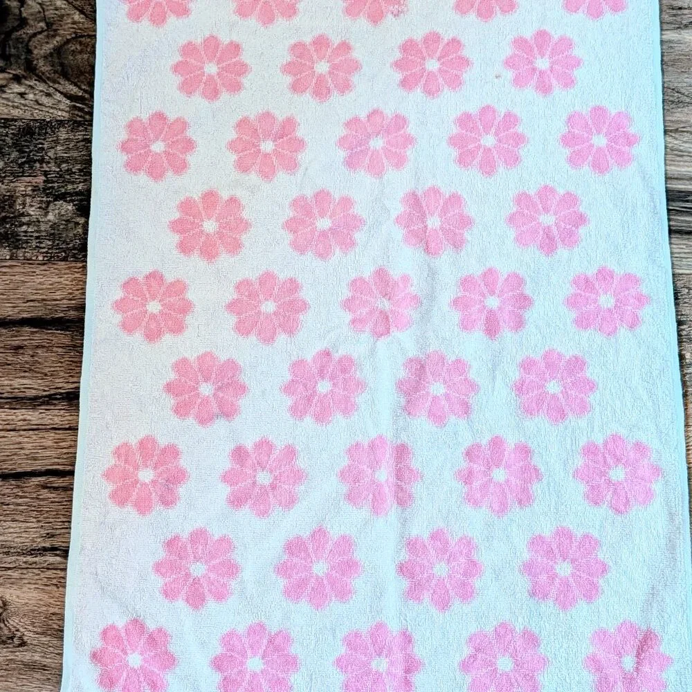 VTG Martex Bath Towel Pink Flower Power Daisy 100% Cotton Groovy Retro MCM USA